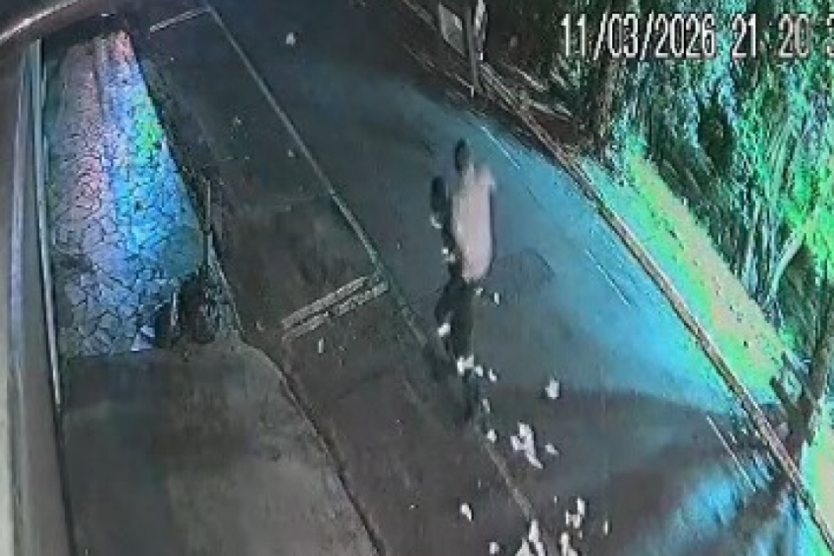 Momento em que briga começa no meio da rua