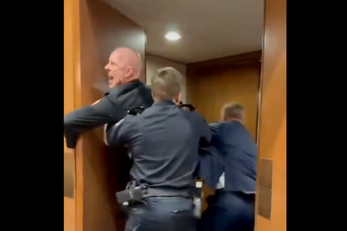 Vídeos do momento mostram três policiais do Capitólio tentando remover Brian McGinnis, que se identifica como ex-militar.