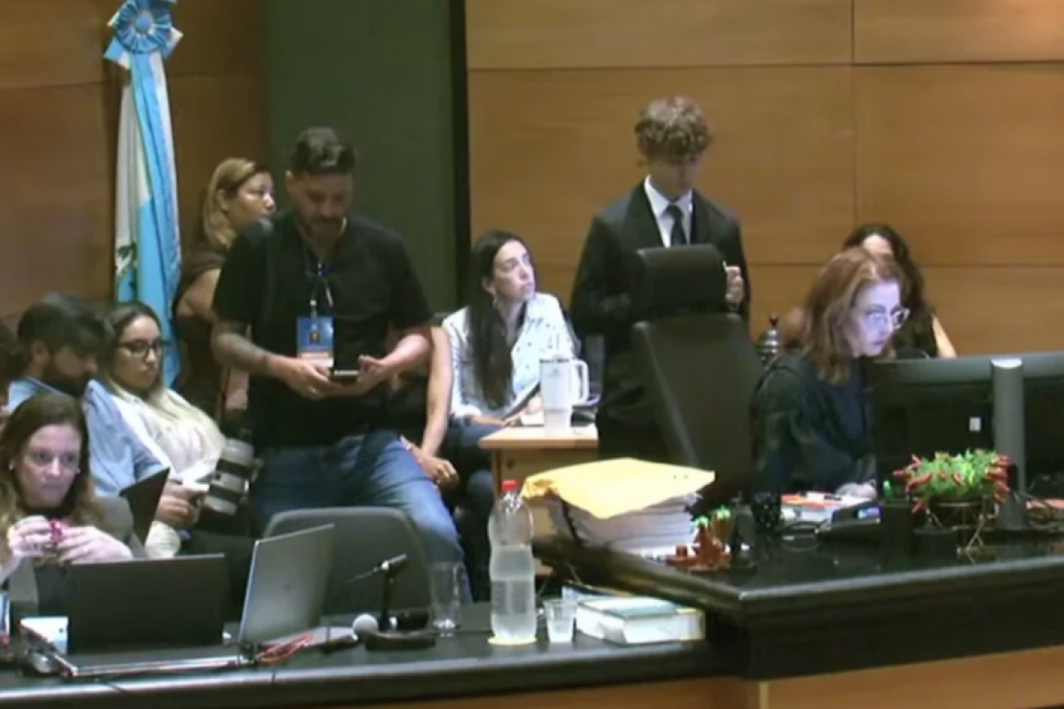 Jairinho e Monique Medeiros, mãe de Henry, são réus e respondem por homicídio triplamente qualificado.