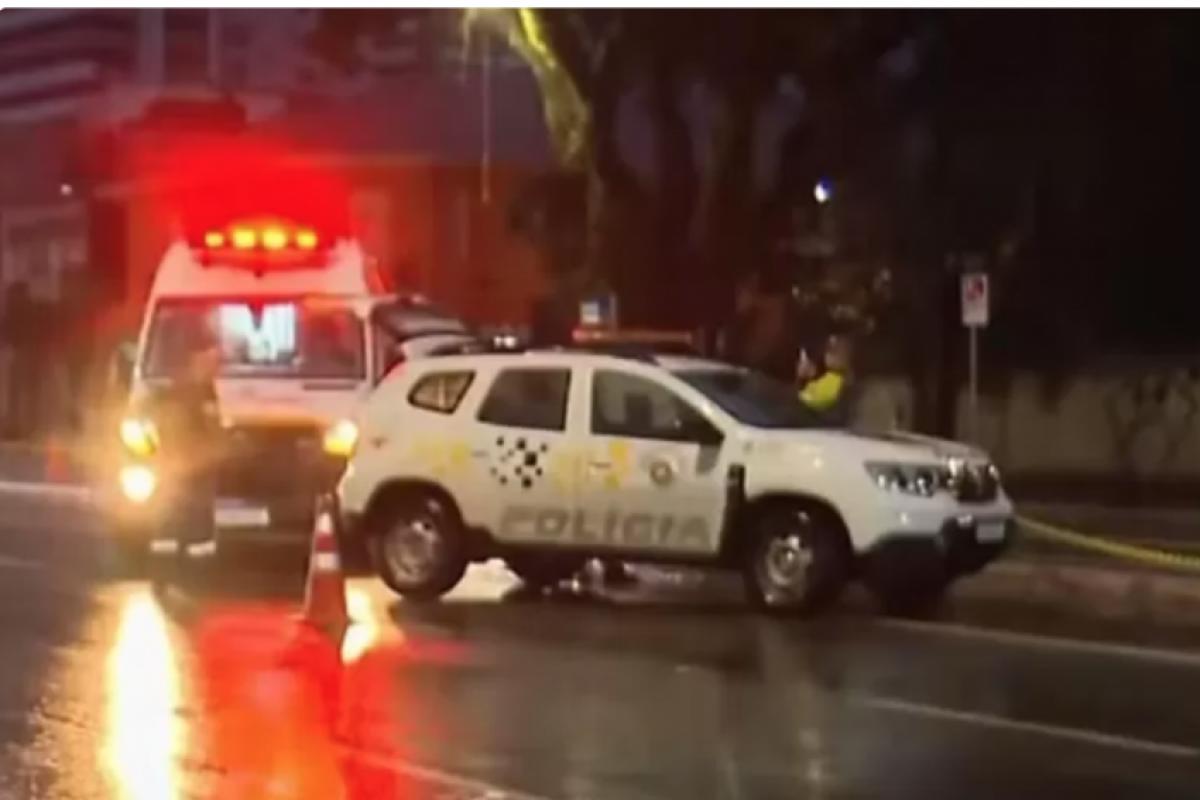 O homem estava em situação de rua e sentado na faixa exclusiva de ônibus no momento do atropelamento. 