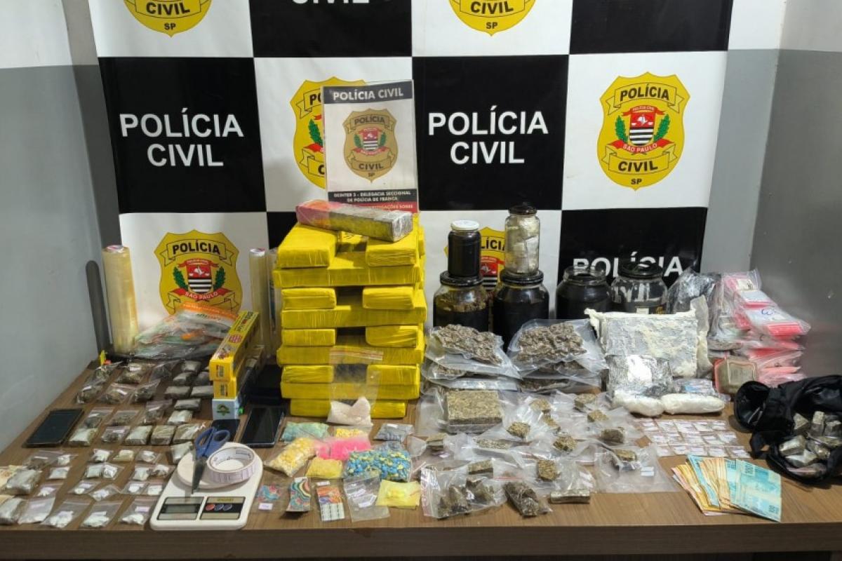 Drogas apreendidas pela Polícia Civil na Vila Santa Terezinha, em Franca