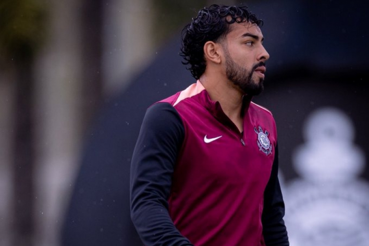 O lateral-esquerdo Matheus Bidu 