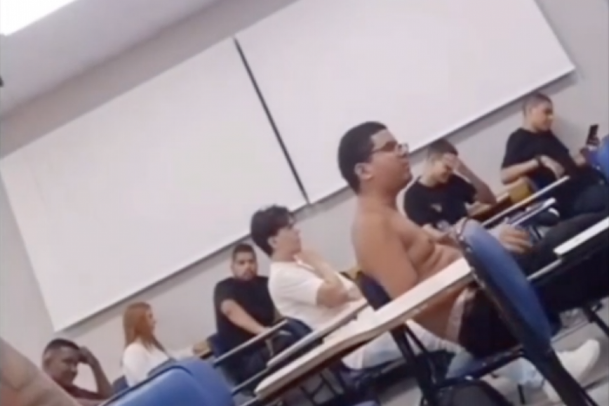 A situação foi contida após a intervenção de um colega, e a aula teve de ser interrompida.