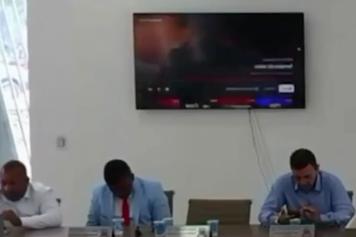 A cena foi registrada por uma pessoa que acompanhava a reunião, e as imagens circularam nas redes sociais.