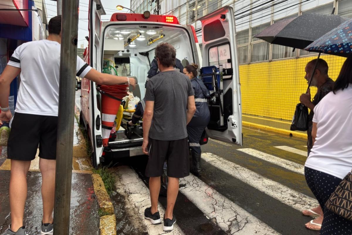 Ambulância durante o atendimento da criança acidentada no Centro de Franca