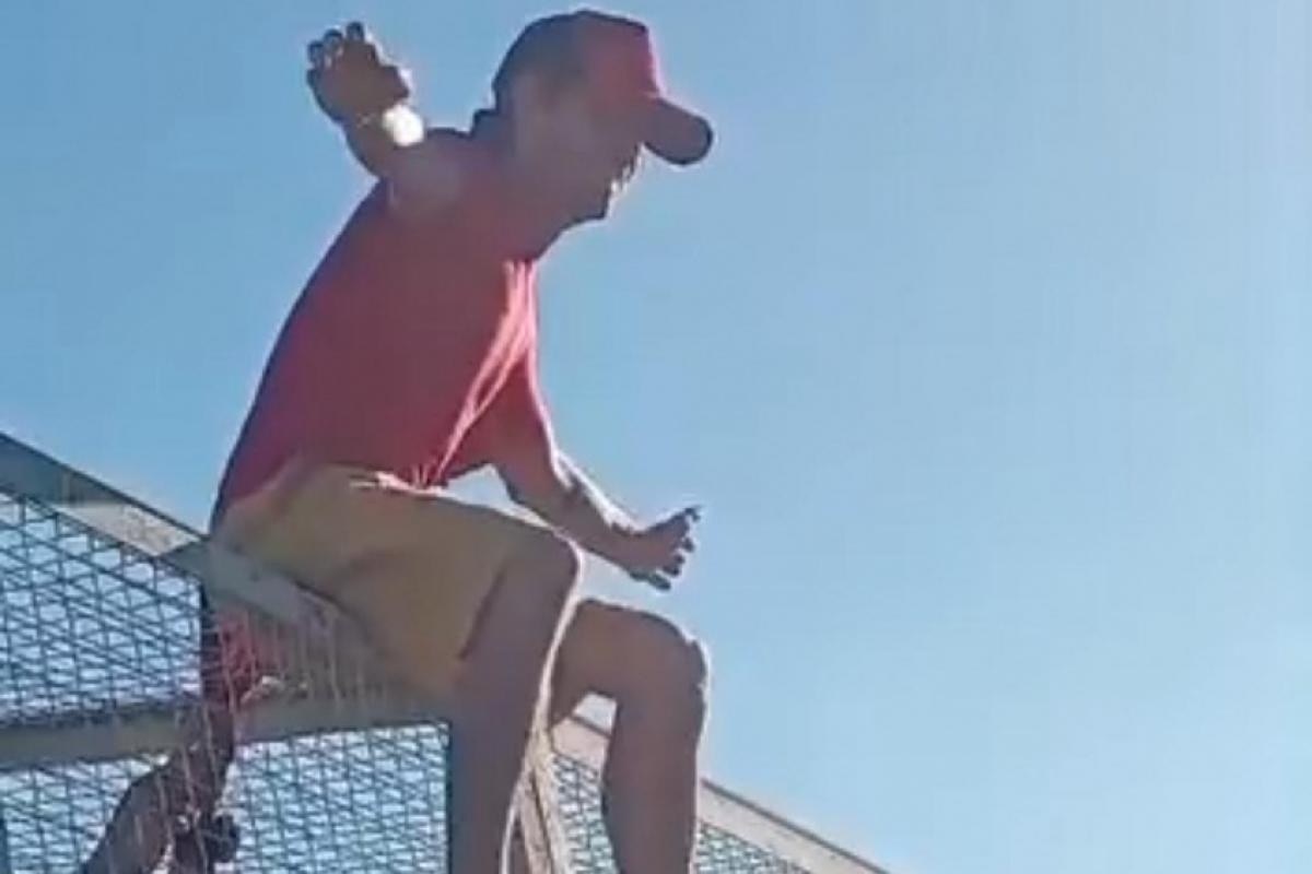 O homem subiu na passarela e ameaçou se jogar na rodovia. 