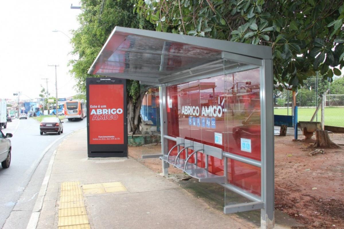 Entre 20h e 5h, a usuária que espera o ônibus sozinha pode, por meio de uma tela digital, solicitar companhia remota ou reportar emergências em tempo real.