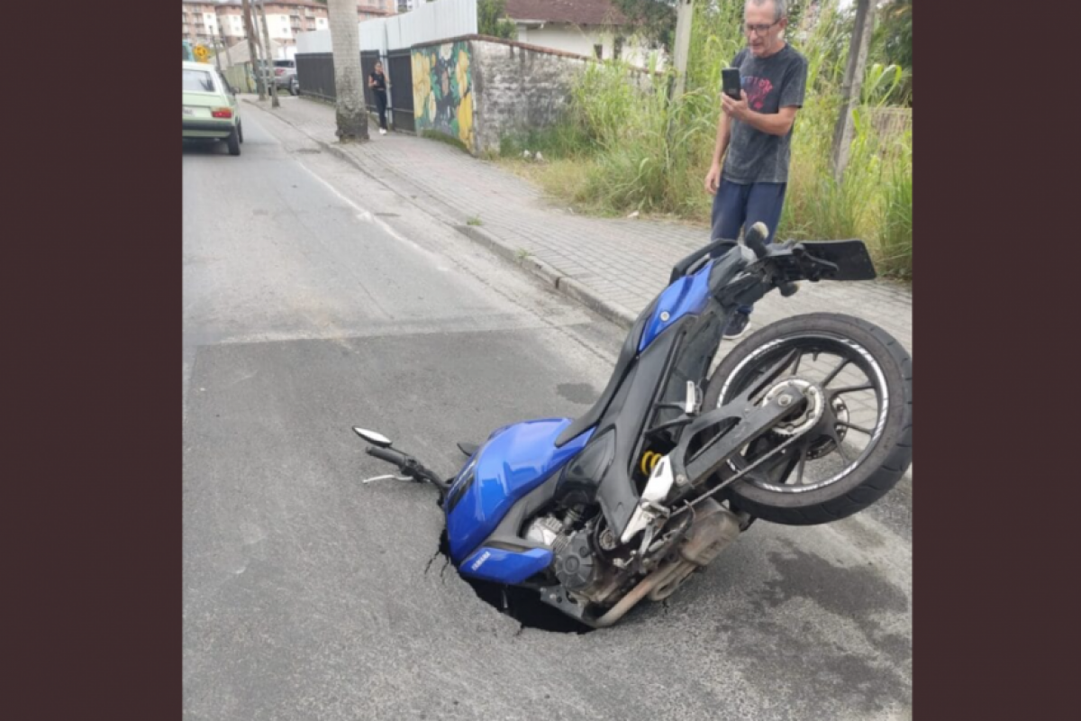 Vídeos divulgados nas redes sociais mostram pessoas que estavam no local prestando auxílio à vítima até a chegada do socorro. 