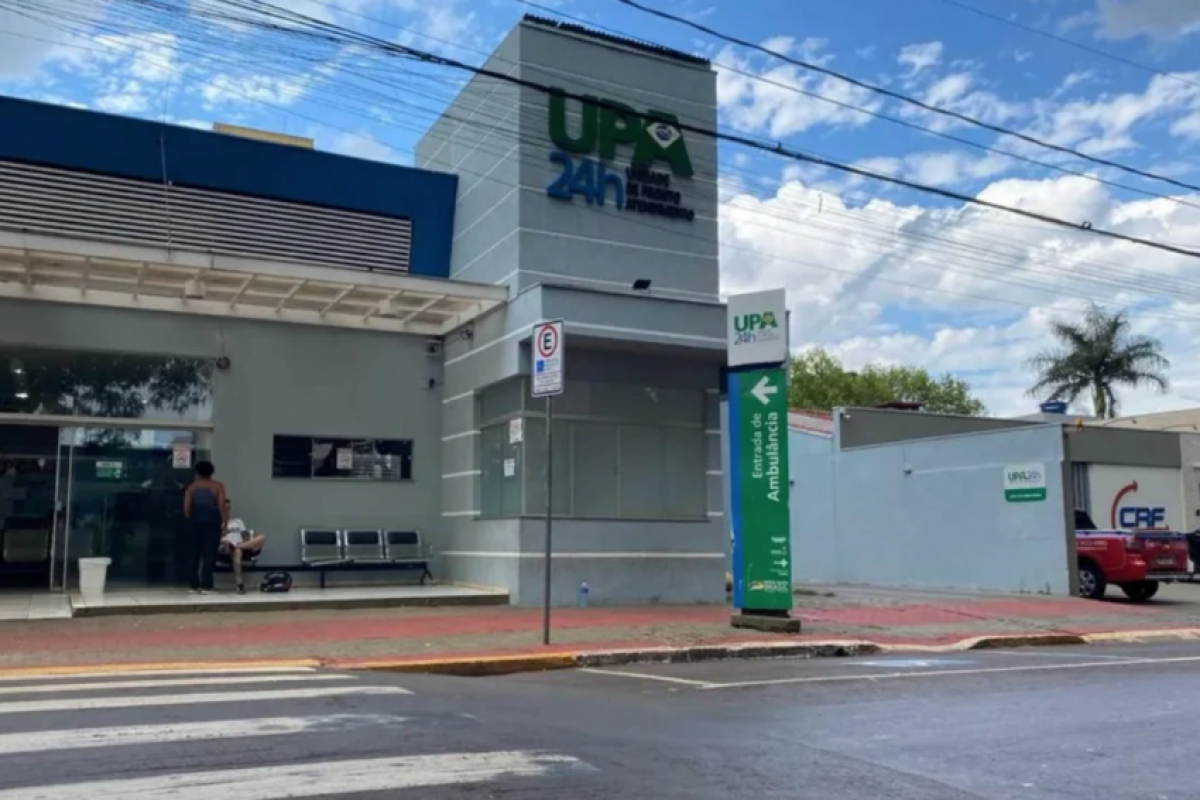 Segundo a Polícia Militar, ele deu entrada na unidade em surto, com suspeita de uso de drogas.