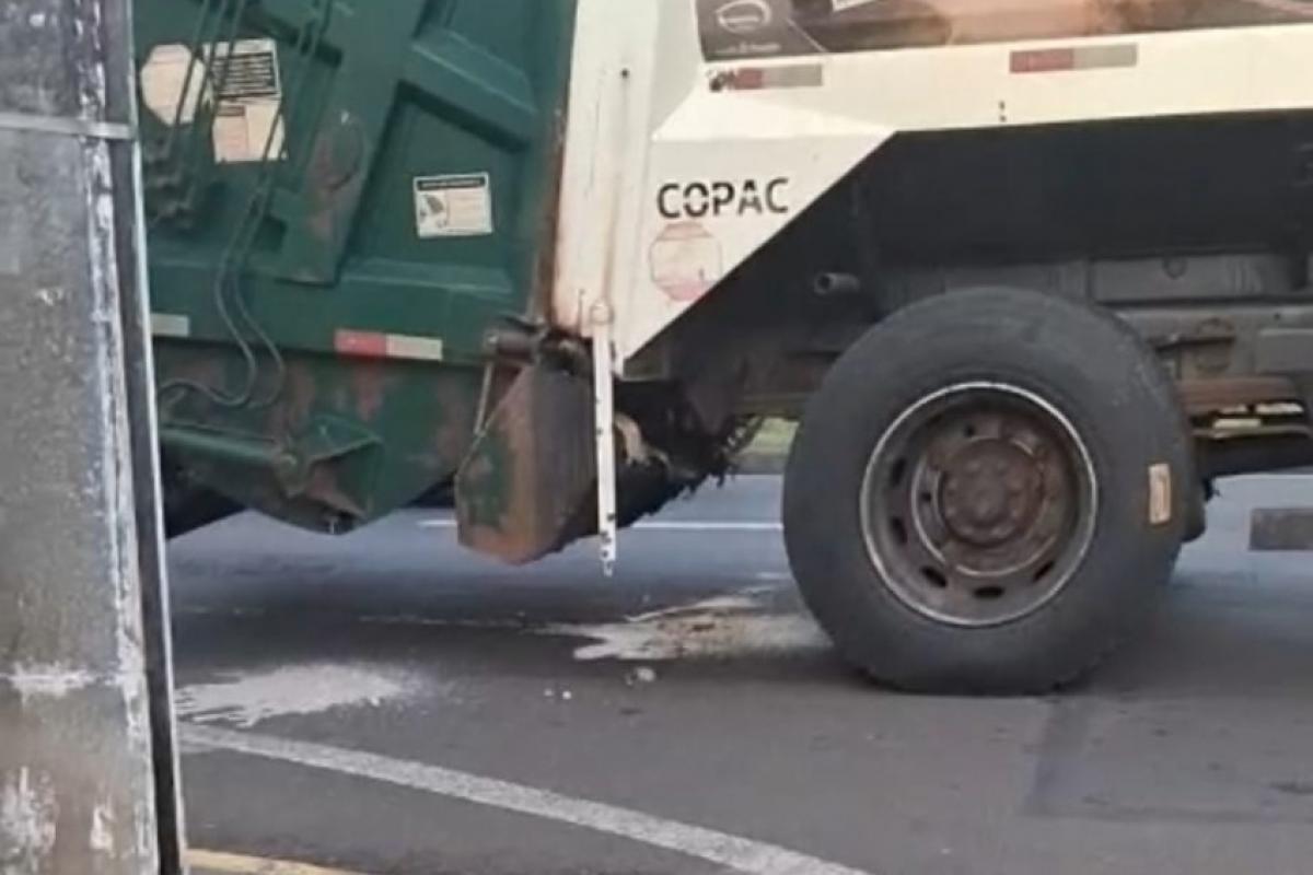 O líquido, resultante da decomposição do lixo, estaria sendo liberado nas vias enquanto os caminhões circulam pelos bairros