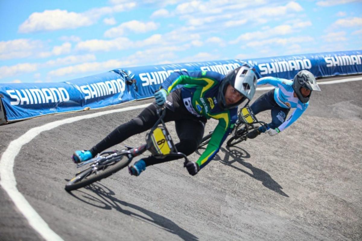 Competições reúnem equipes em diferentes modalidades