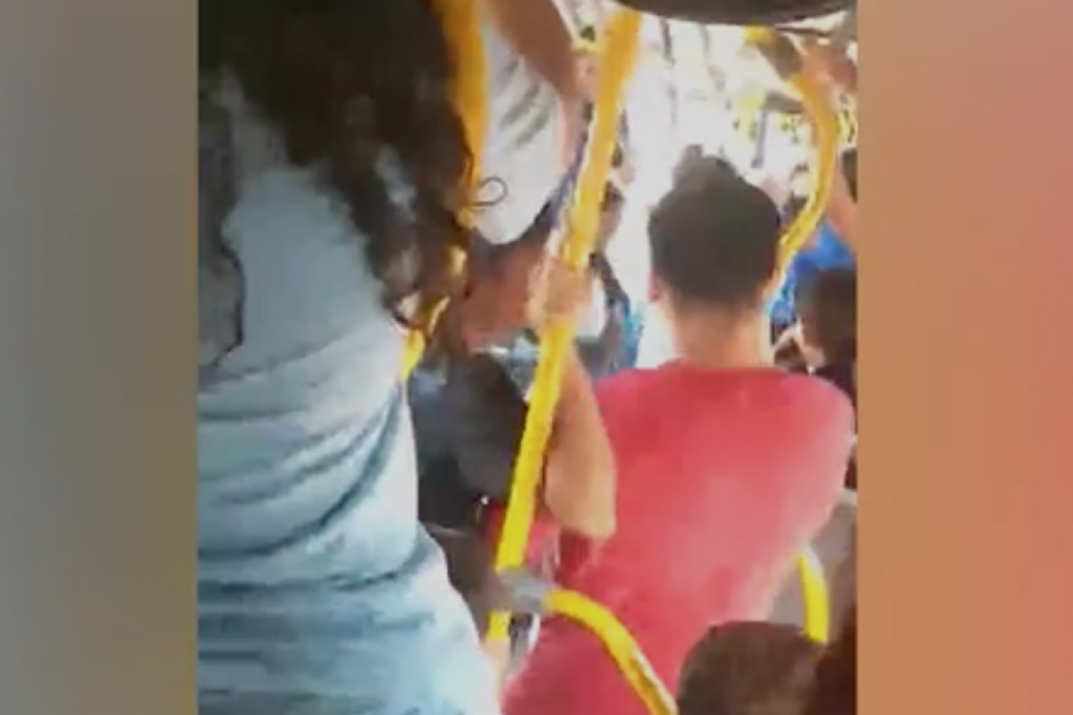 Vídeo que circula nas redes sociais mostra os jovens trocando socos e caindo no chão do coletivo.