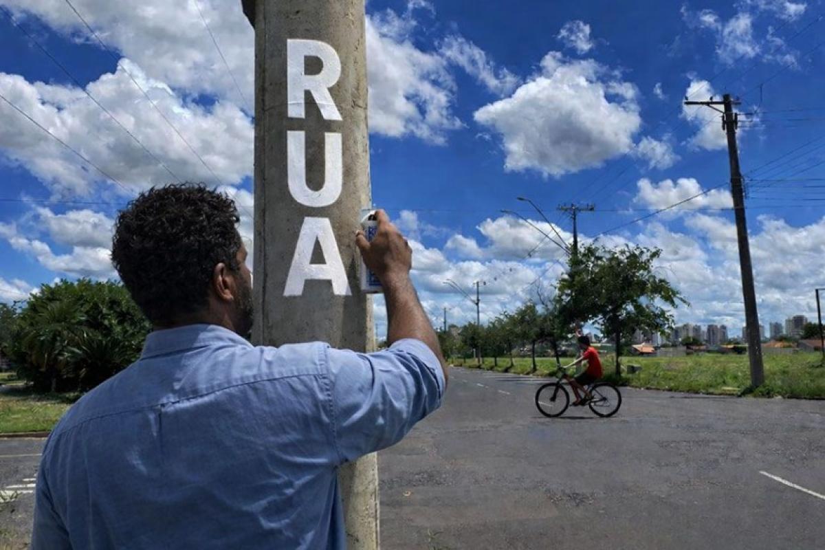 Padronização de nomes de vias públicas em postes da rede de energia elétrica no município