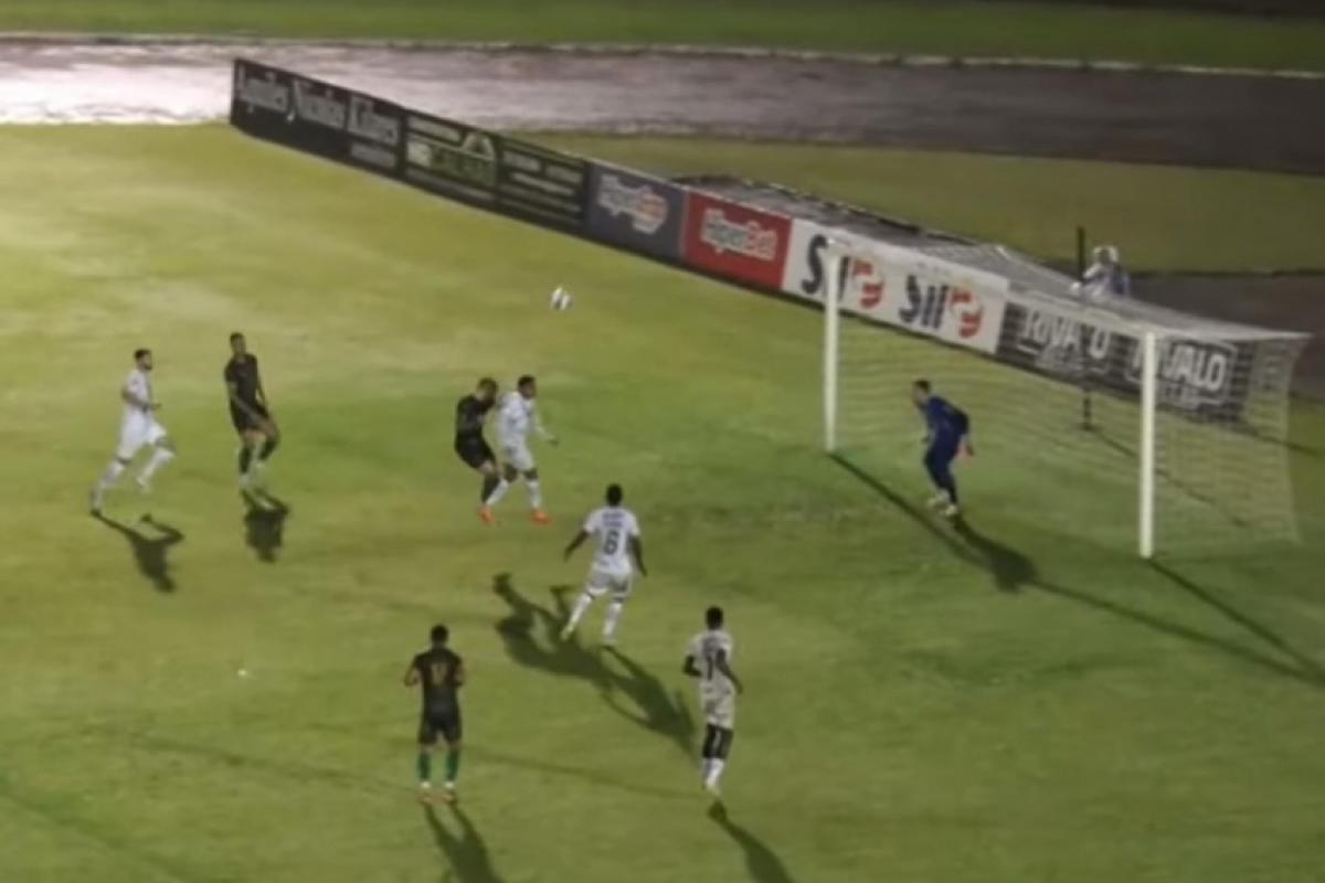 Lance de União São João e Francana nesta quarta-feira, em Araras