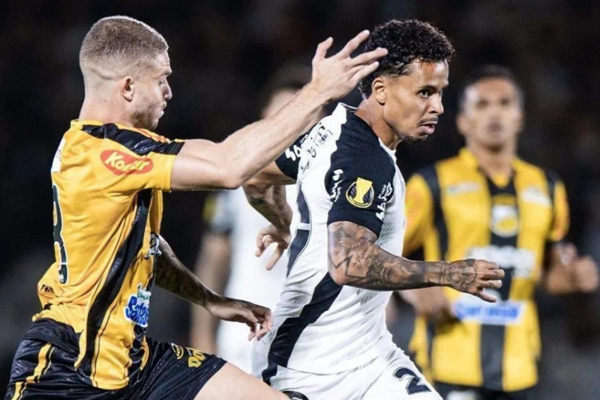 Lance do jogo entre Novorizontino e Corinthians pela semifinal do Paulistão