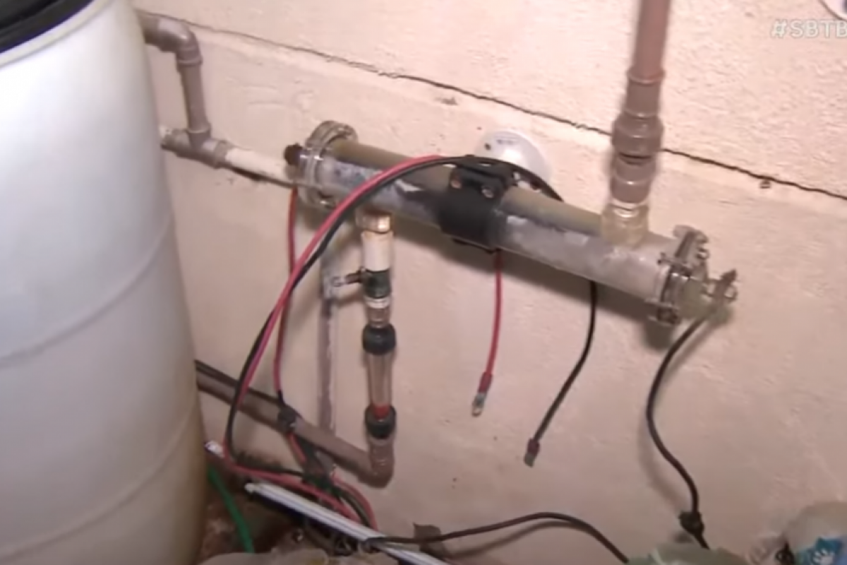 Segundo a família, a criança brincava de esconde-esconde quando entrou na casa de máquinas e tocou em fios expostos. 