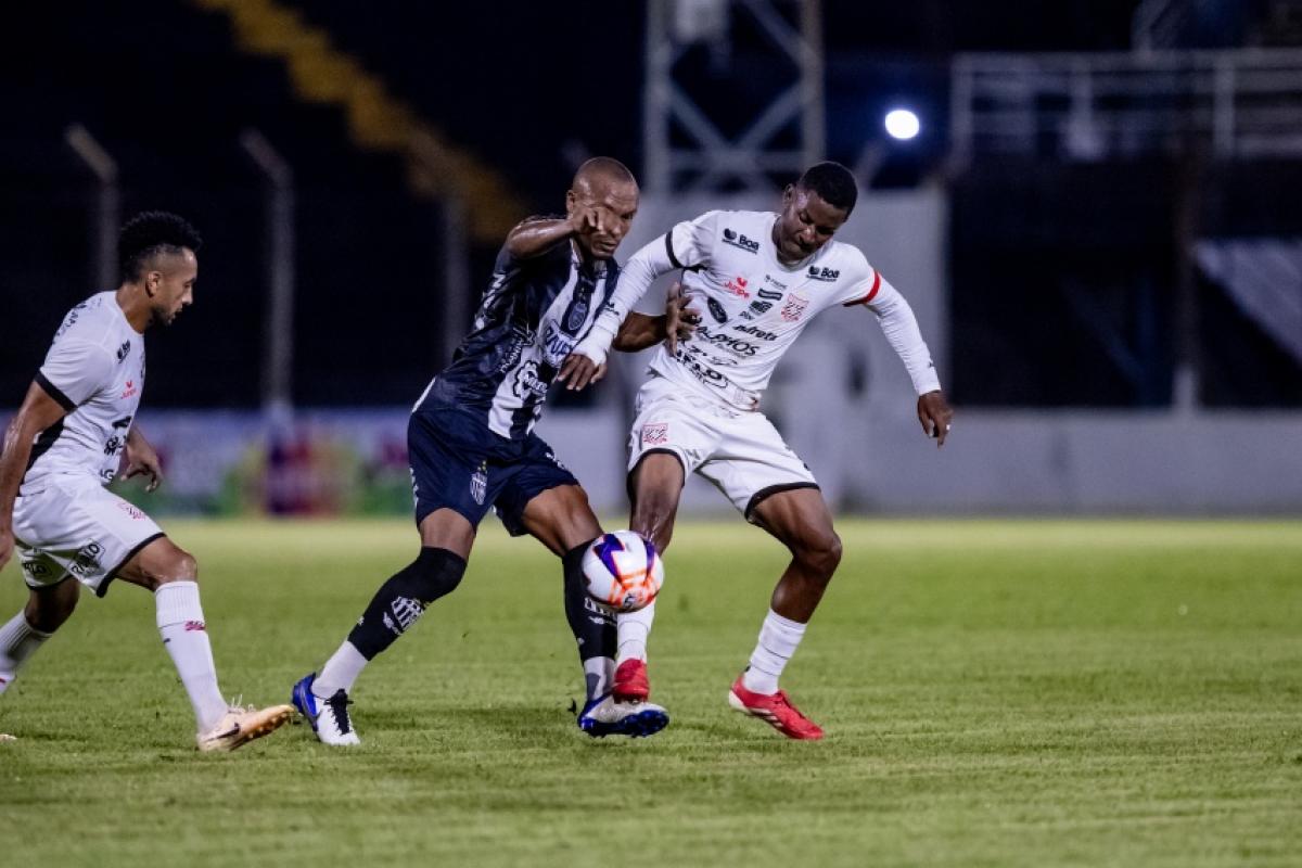 Galo abre o placar, mas cede empate fora de casa