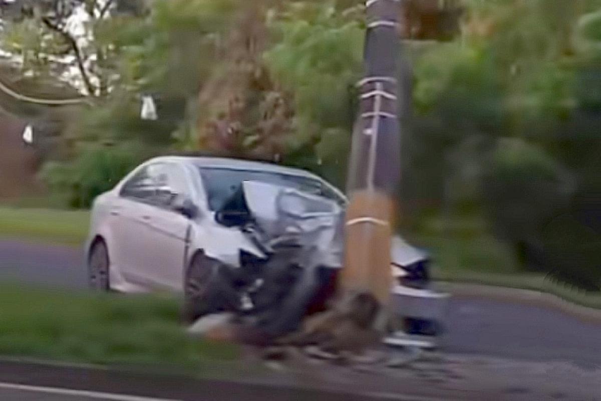 Após a batida, o condutor do carro foi socorrido pelo SAMU. 