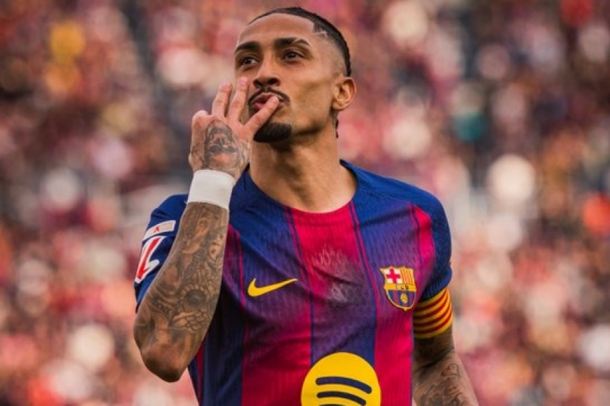 Substituído no segundo tempo, Raphinha foi aplaudido de pé pela torcida