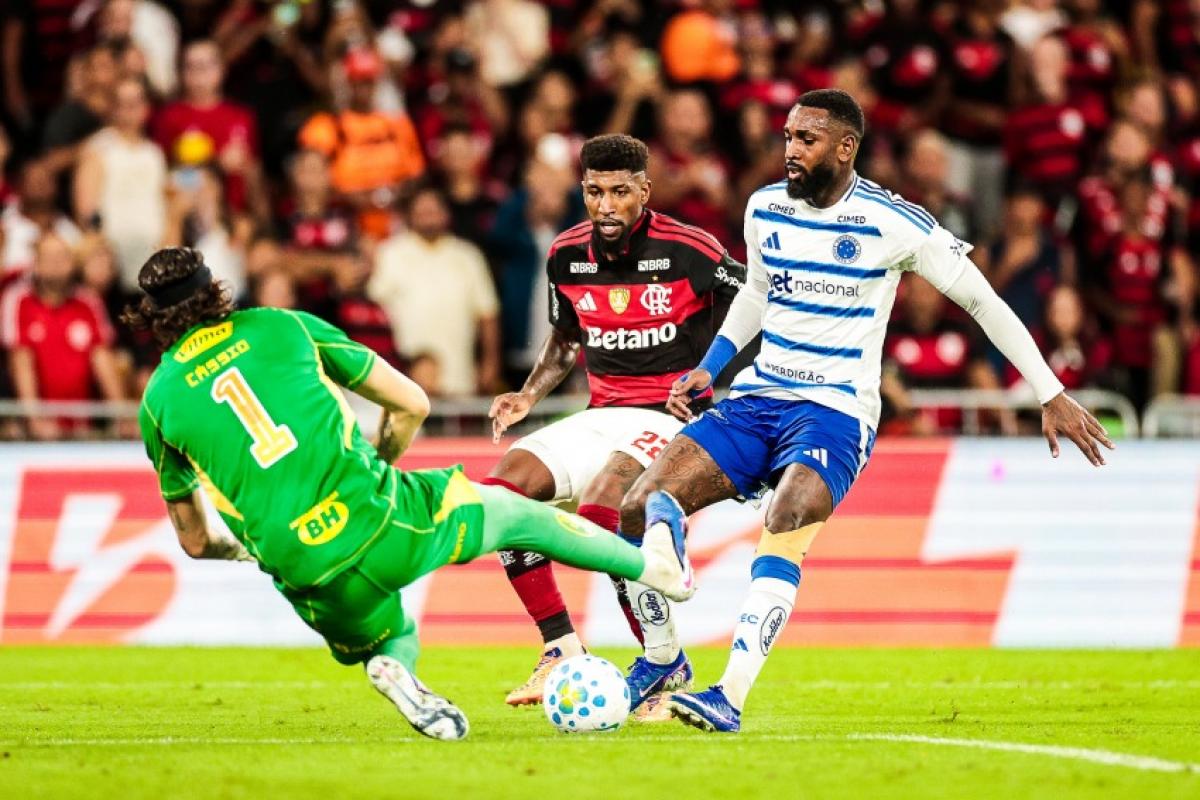 Agora no Cruzeiro, Gerson fez seu primeiro jogo contra o Flamengo após saída conturbada