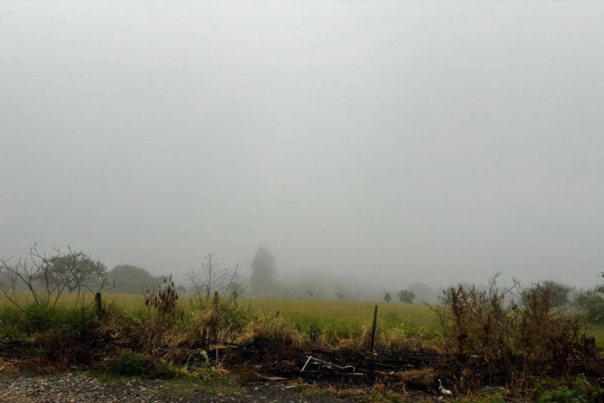Céu tomado por neblina na zona oeste de Franca, nesta segunda-feira, 9