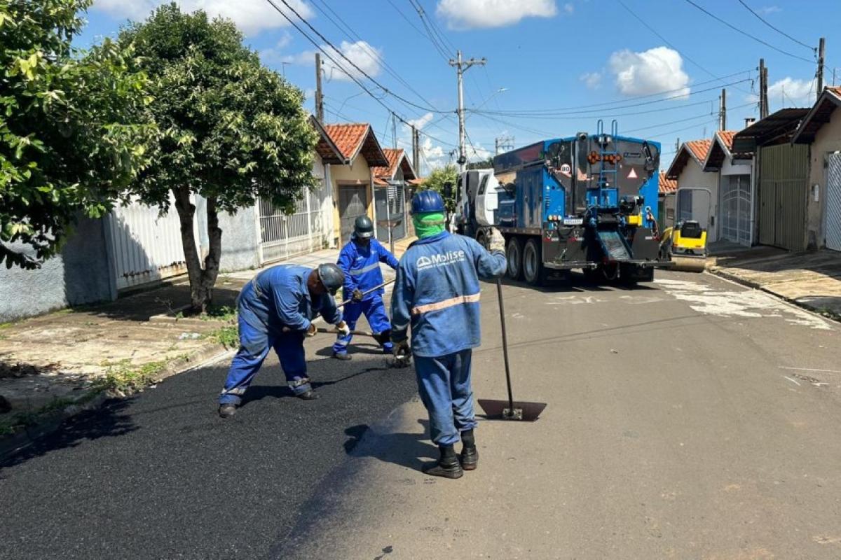 As equipes priorizam regiões estratégicas de mais urgência, como avenidas com fluxo intenso, e necessidades pontuais. 