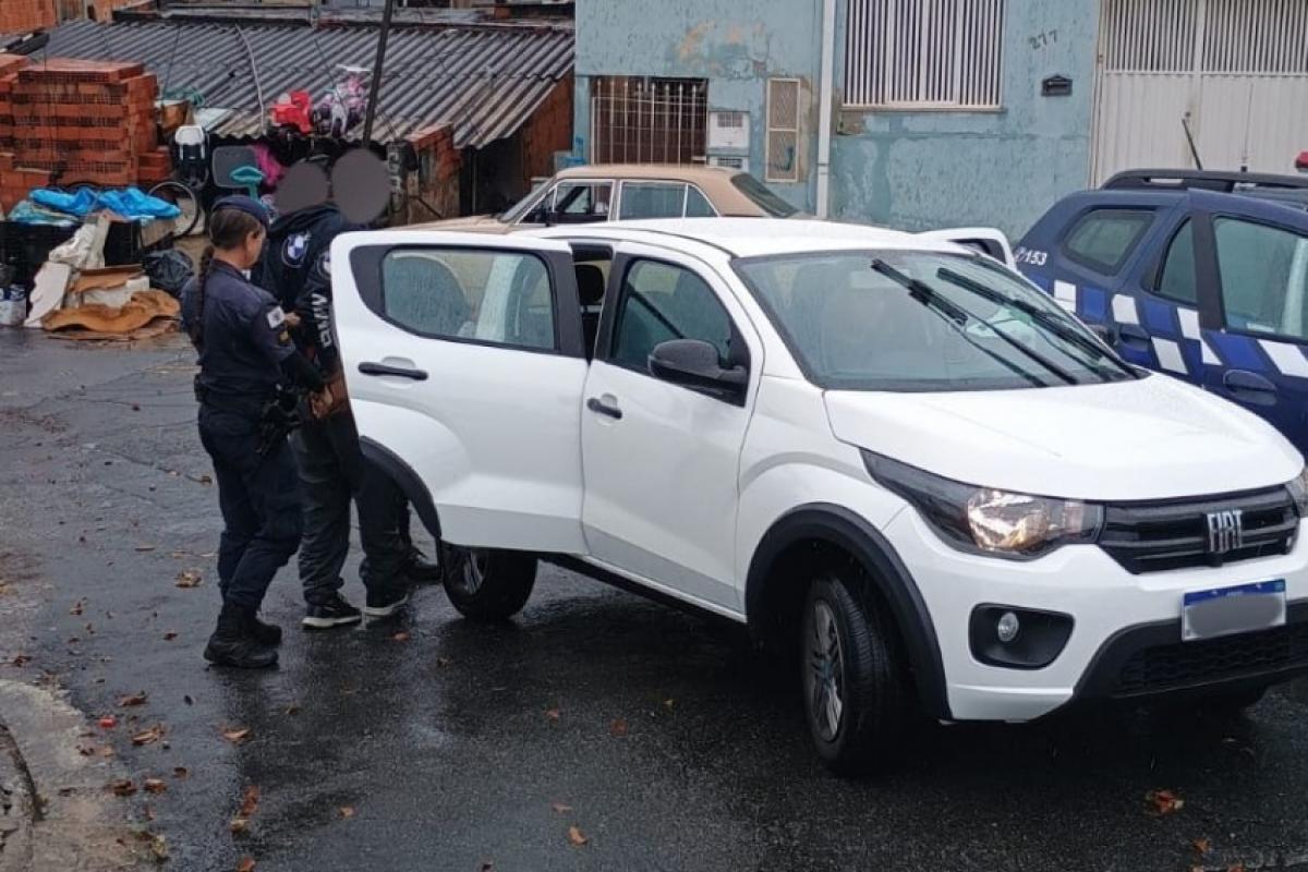 Homem foi localizado pela Guarda Municipal no Jardim das Bandeiras após mulher relatar agressão com faca e ameaça de morte.