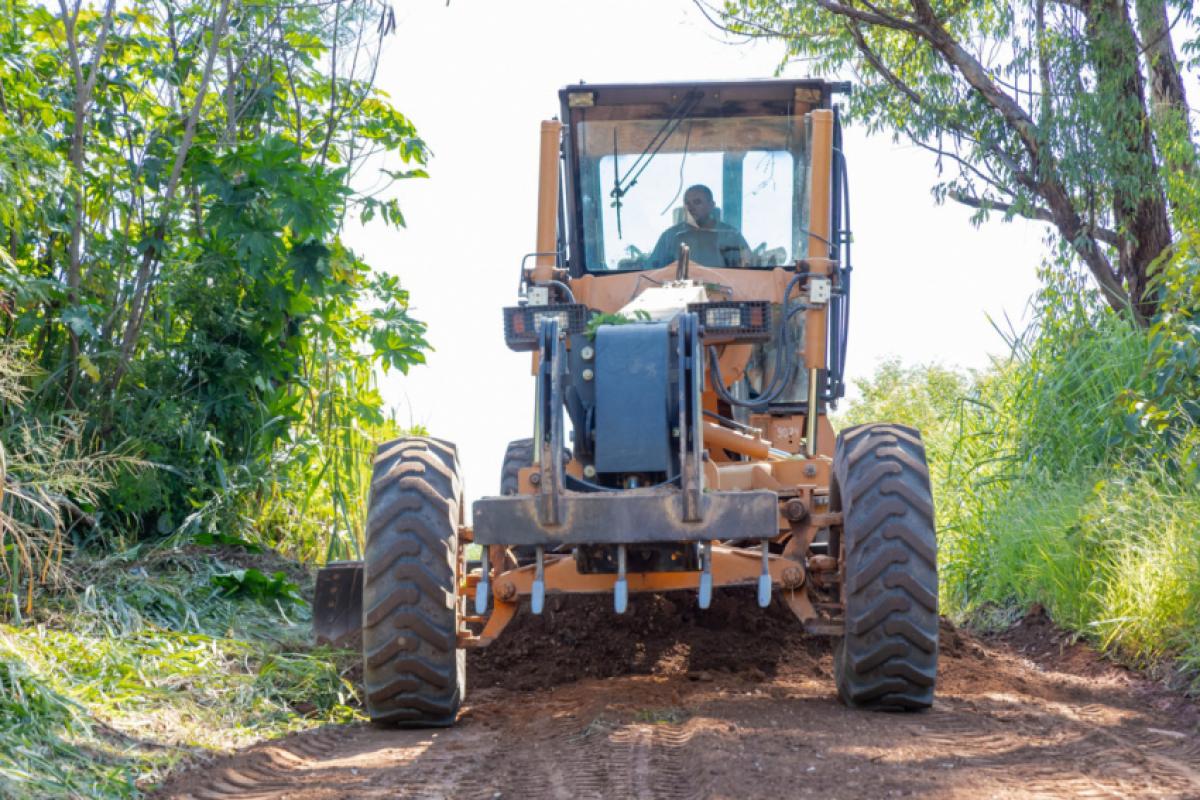 A ação faz parte do cronograma permanente de conservação das estradas de terra não pavimentadas no município