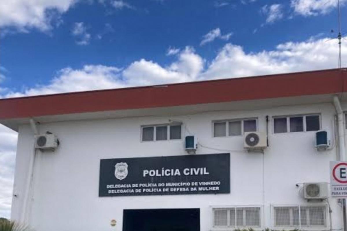 Equipes da Polícia Militar e da Guarda Municipal foram acionadas e estiveram no local para isolar a área e garantir a preservação dos vestígios até a chegada da perícia.