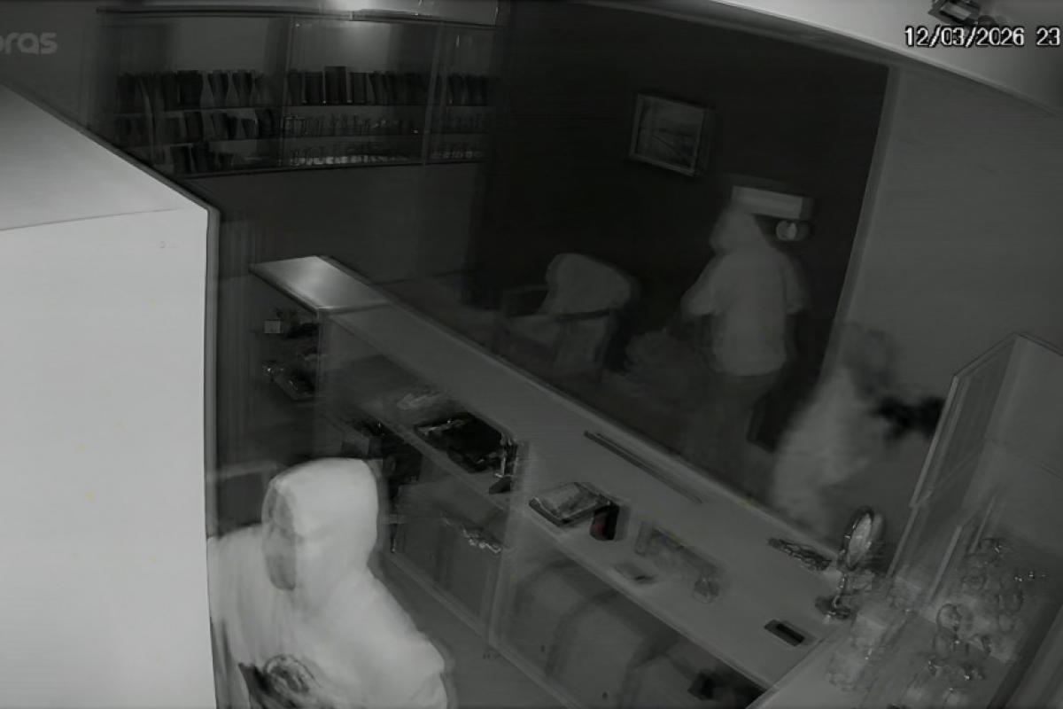 Criminosos dentro da joalheria no centro de Franca, no momento do crime