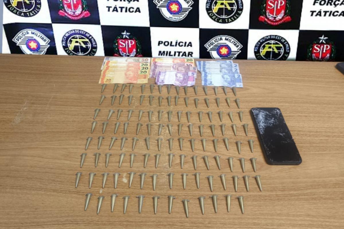 Suspeito tentou fugir e esconder-se, mas foi detido com cocaína e dinheiro