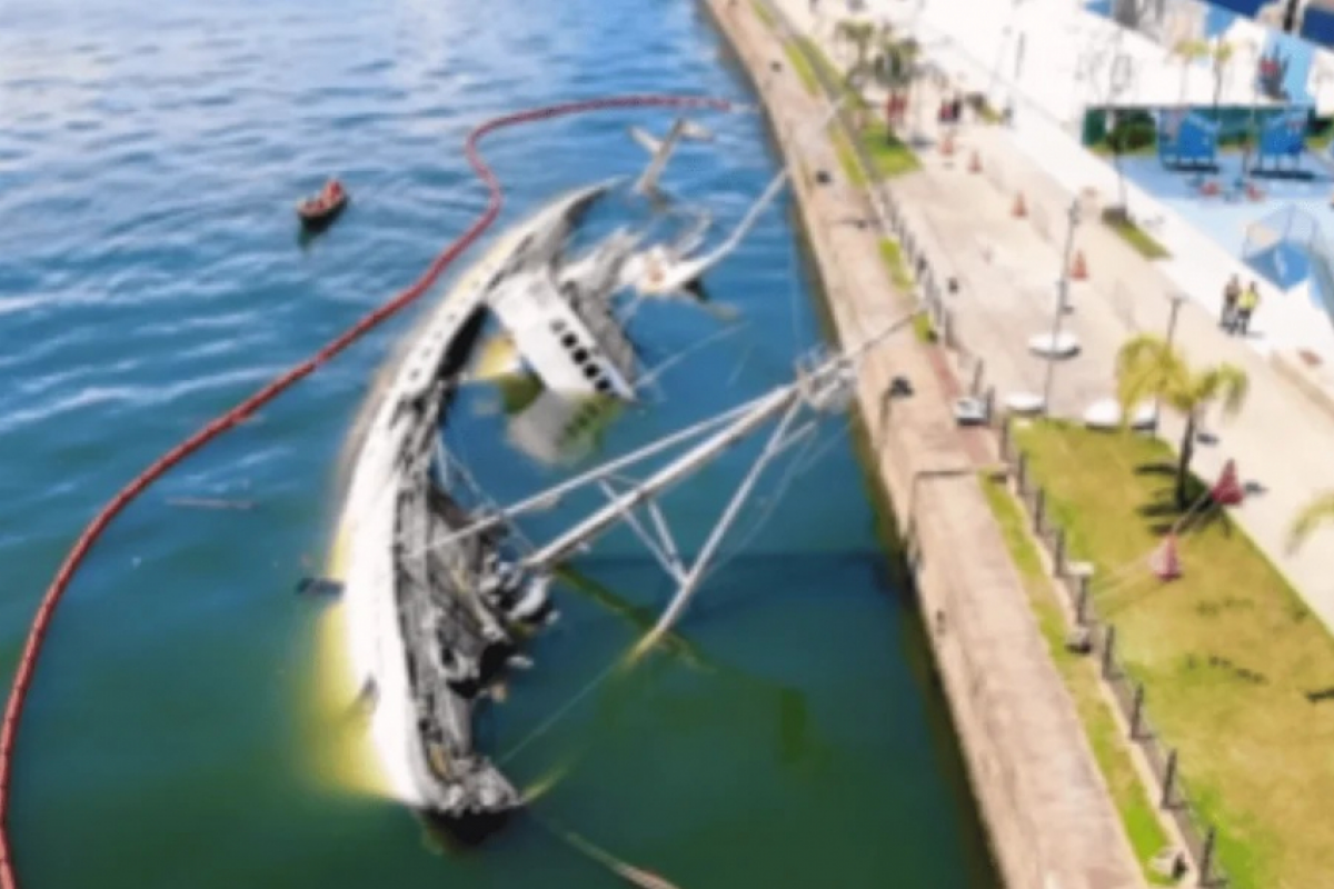 Metade da embarcação ficou submersa e é vigiada pela Guarda Portuária