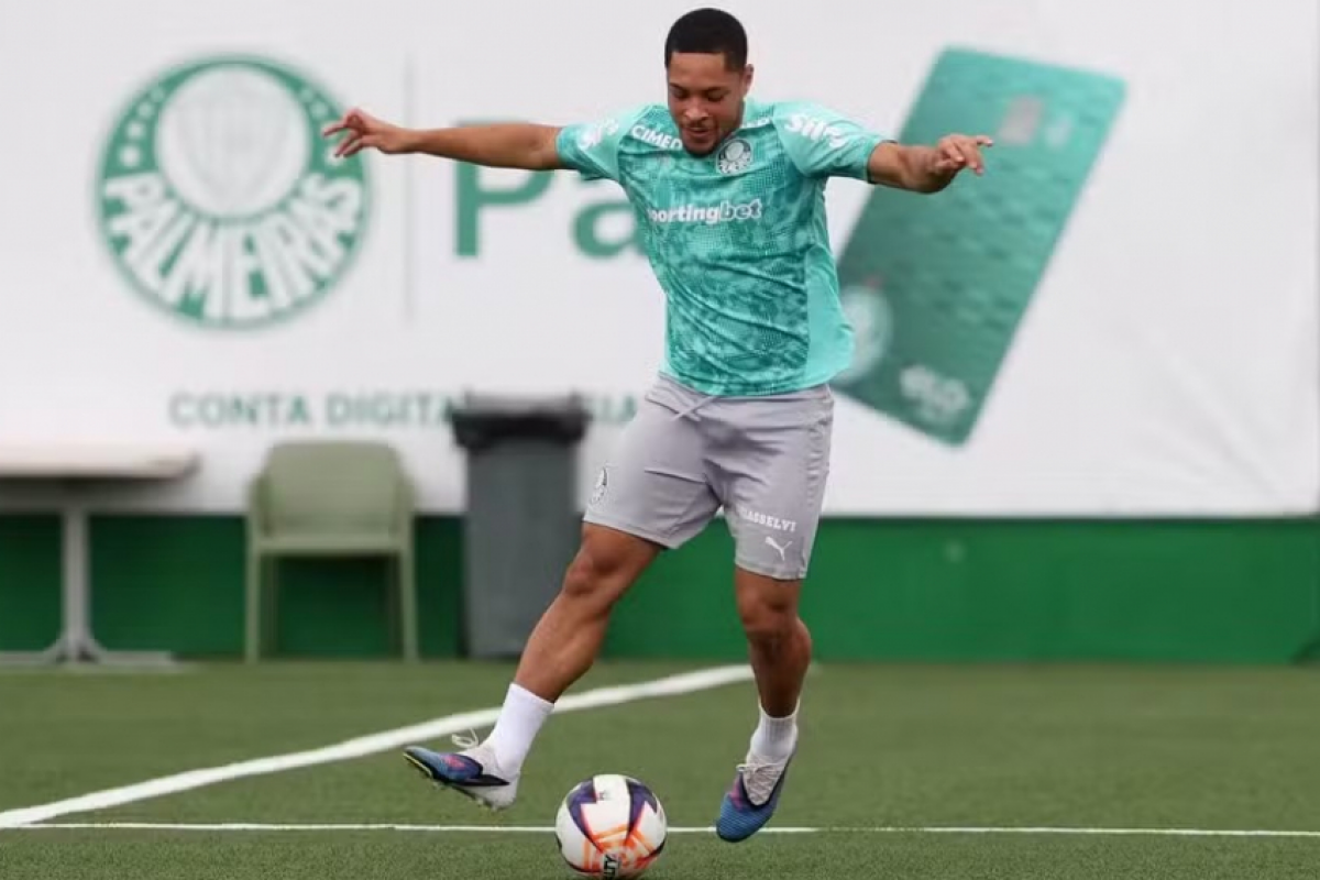 Vitor Roque treinou de forma separada e não foi a campo