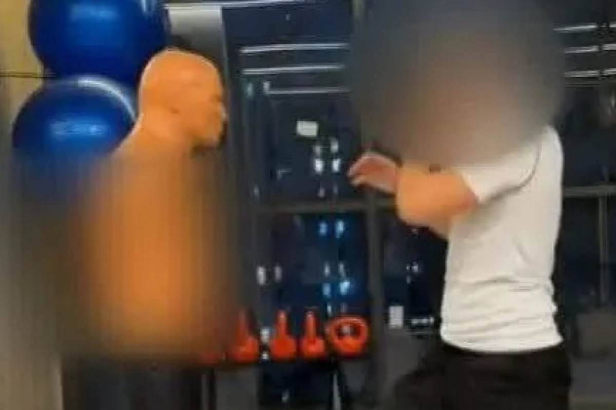 As publicações foram legendadas com os dizeres: 'Treinando caso ela diga não'