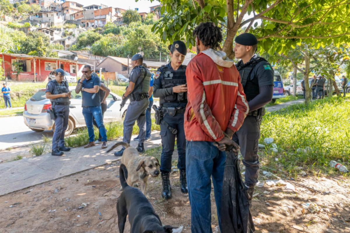 A iniciativa reúne equipes da Assistência e Desenvolvimento Social, Segurança Pública, Saúde e Serviços Públicos, em parceria com a Guarda Municipal, polícias Militar e Civil