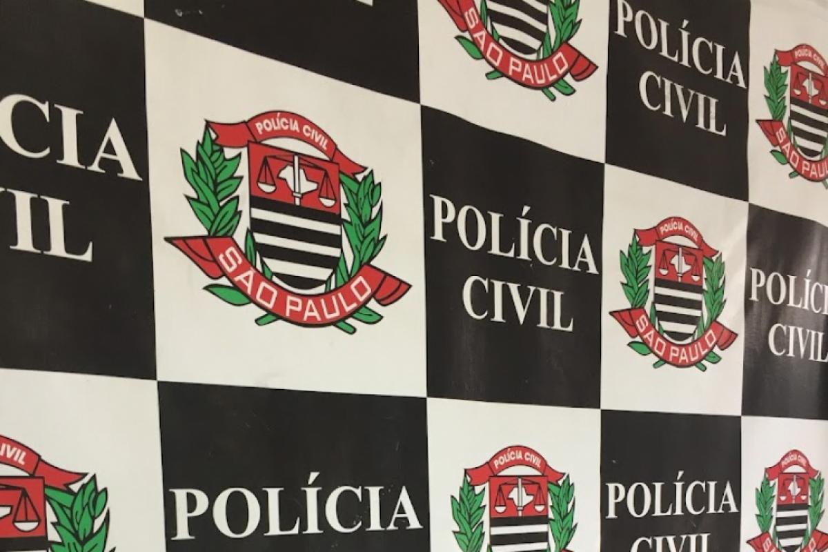 O casal estava no carro com o filho pequeno, parado em um semáforo, quando foi abordado pelo motociclista armado.