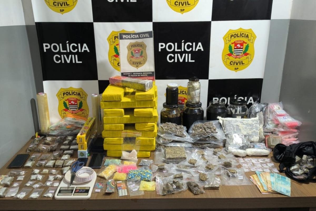 Drogas e objetos apreendidos em 'casa bomba'