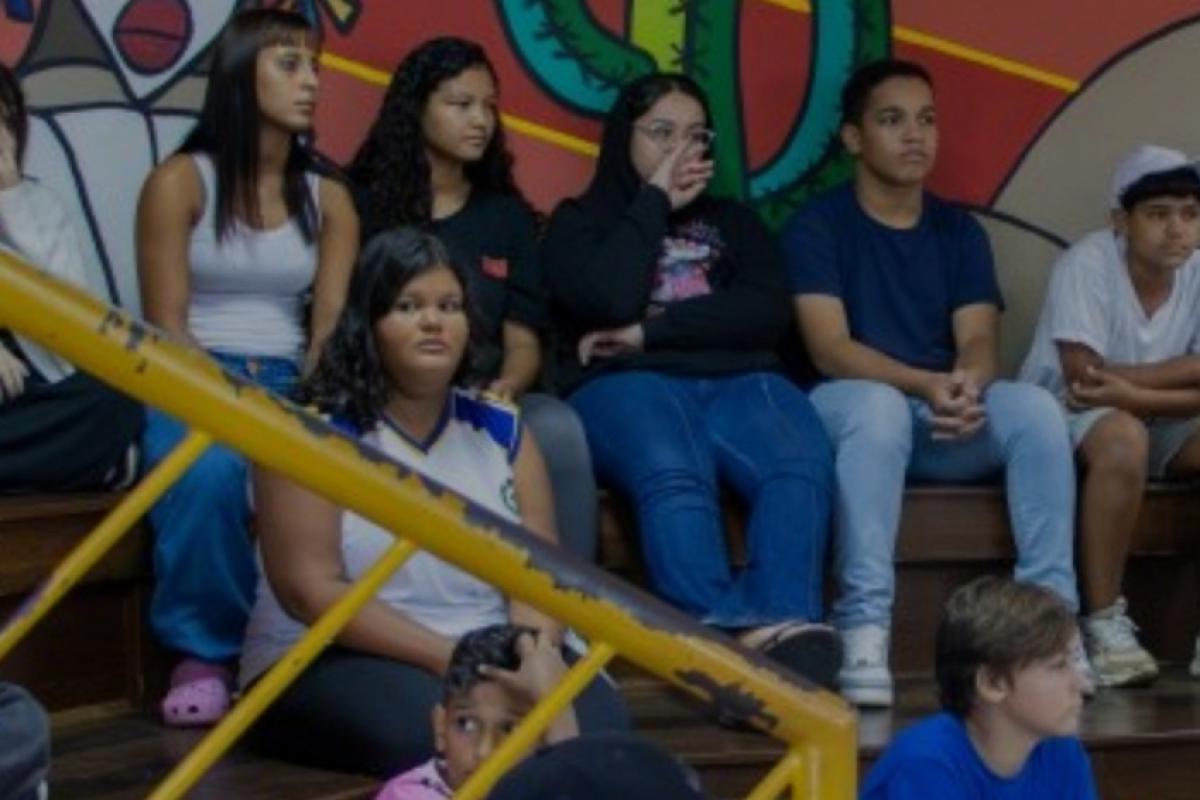 Projeto Maria da Penha nas Escolas leva palestras sobre relacionamentos saudáveis a estudantes da rede municipal.