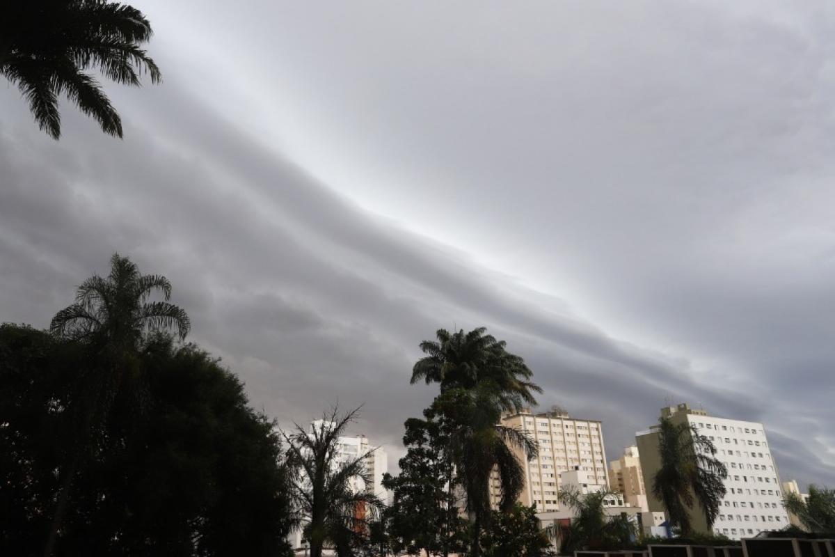 Segunda-feira começa com sol entre nuvens, mas pancadas de chuva voltam a atingir Campinas ao longo da tarde.