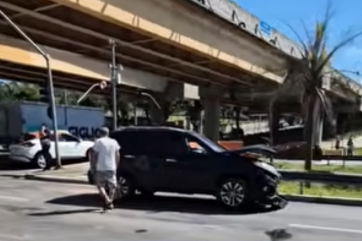 A ambulância bateu contra um veículo de passeio e tombou na sequência no meio da rua.
