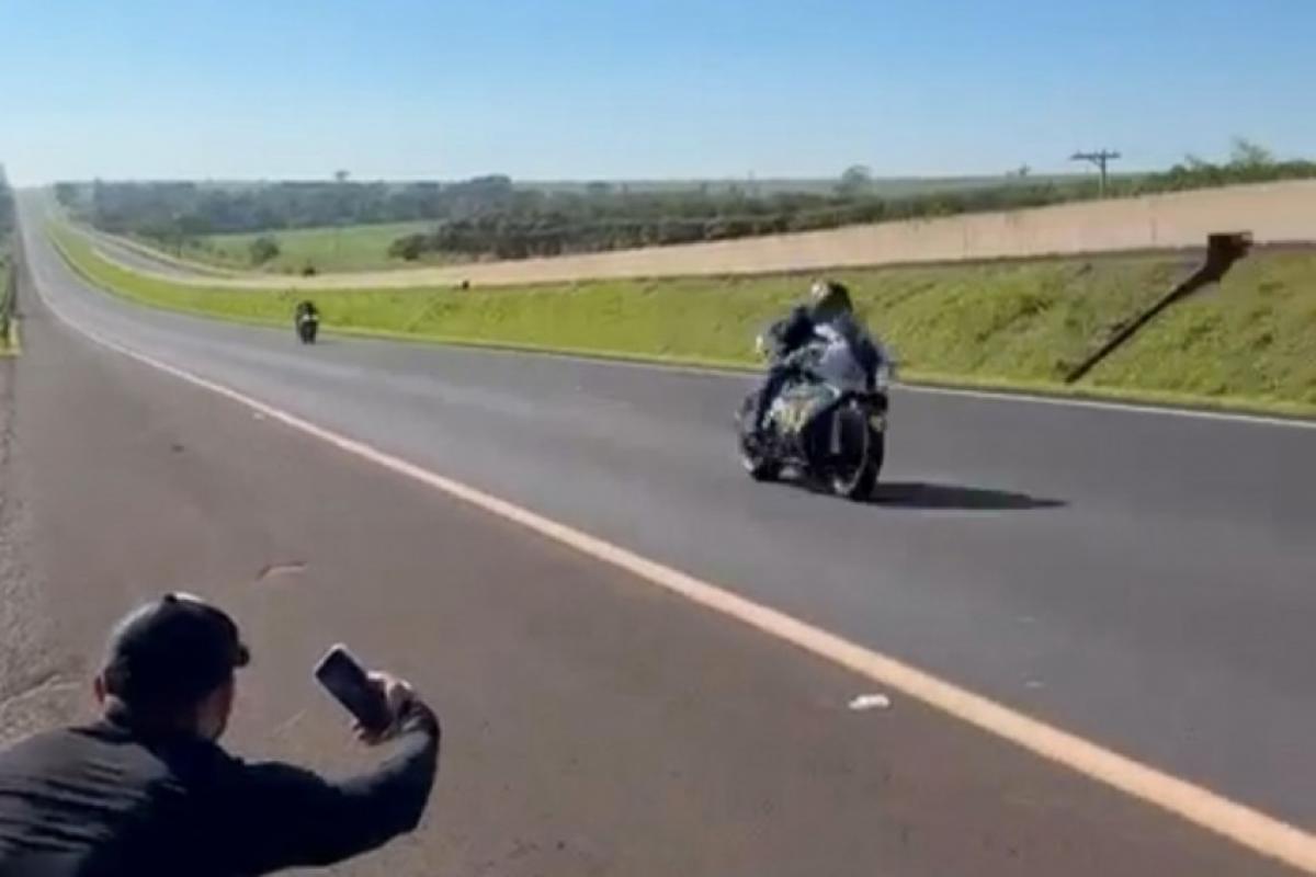 Jovens flagrados disputando racha na rodovia Ronan Rocha 