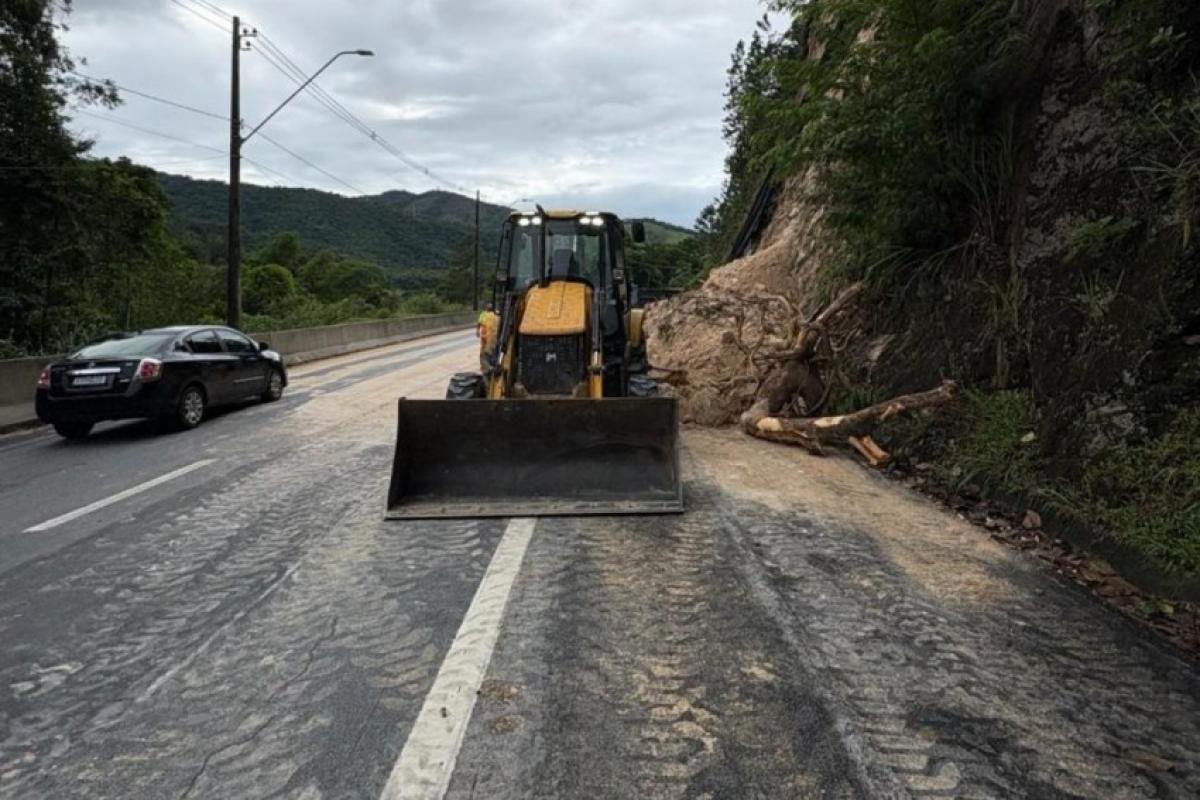 Deslizamento de terra ocorreu no km 80 da Rodovia dos Tamoios