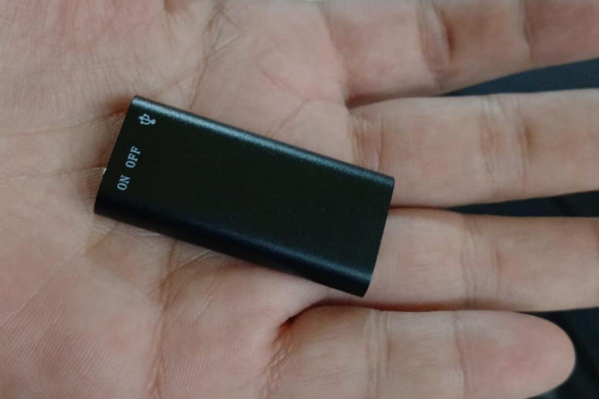 Gravador comprado pela internet para flagrar as agressões verbais