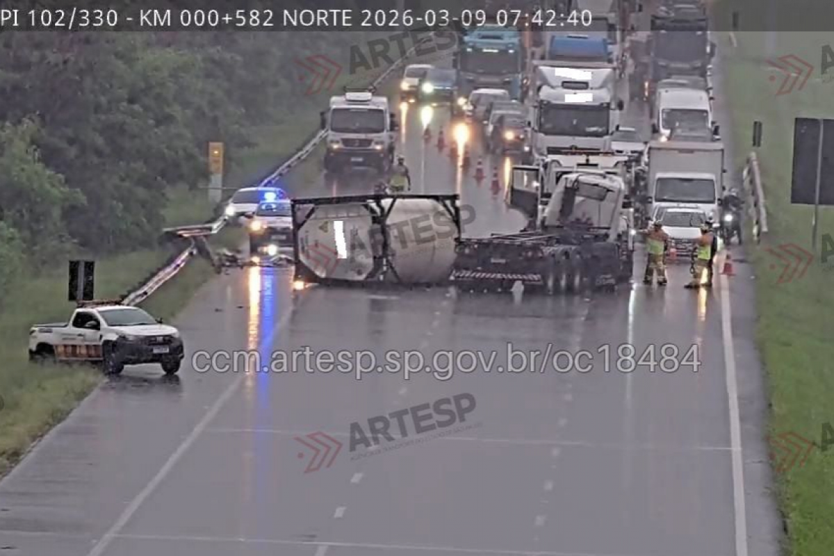 Acidente entre carreta e automóvel no Anel Viário Adalberto Panzan, ligação da Bandeirantes com a Anhanguera, deixou três feridos e provocou lentidão no início da manhã.