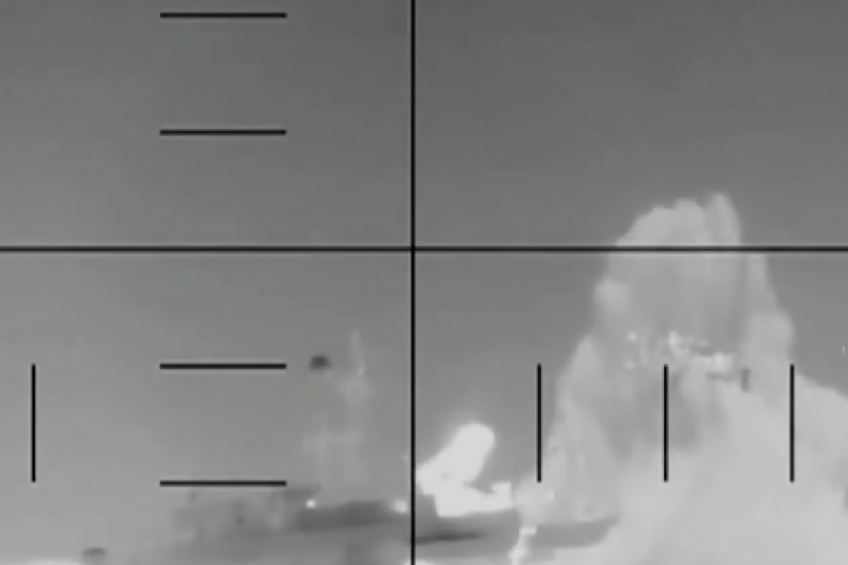 O navio, identificado como IRIS Dena, retornava de um exercício naval realizado na Índia quando foi atingido.