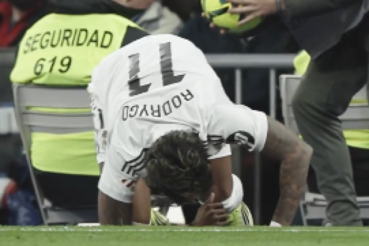 O atacante Rodrygo, do Real Madrid, rompeu o LCA