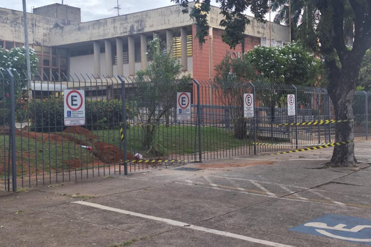 Réu de 38 anos responde por tentativa de feminicídio; sessão será nesta quinta-feira (5), às 9h, e é aberta ao público