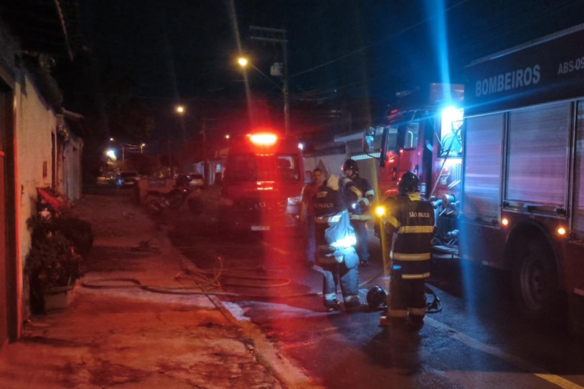 Corpo de Bombeiros durante o atendimento da ocorrência na Vila Exposição, em Franca