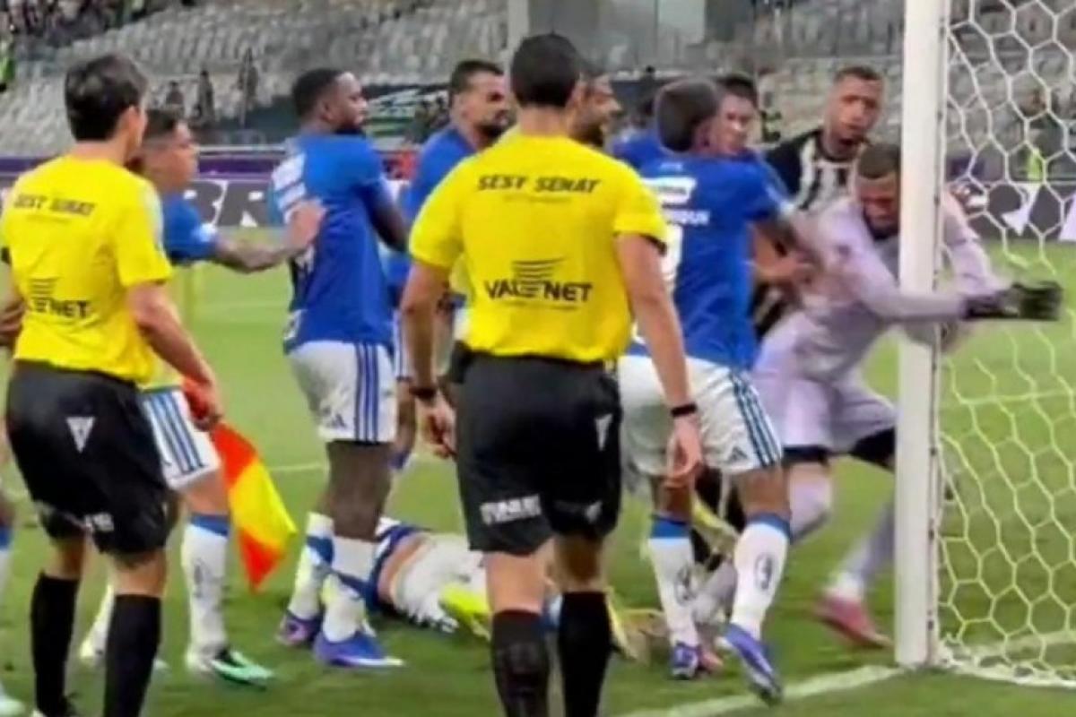 Briga generalizada na final entre Cruzeiro e Atlético