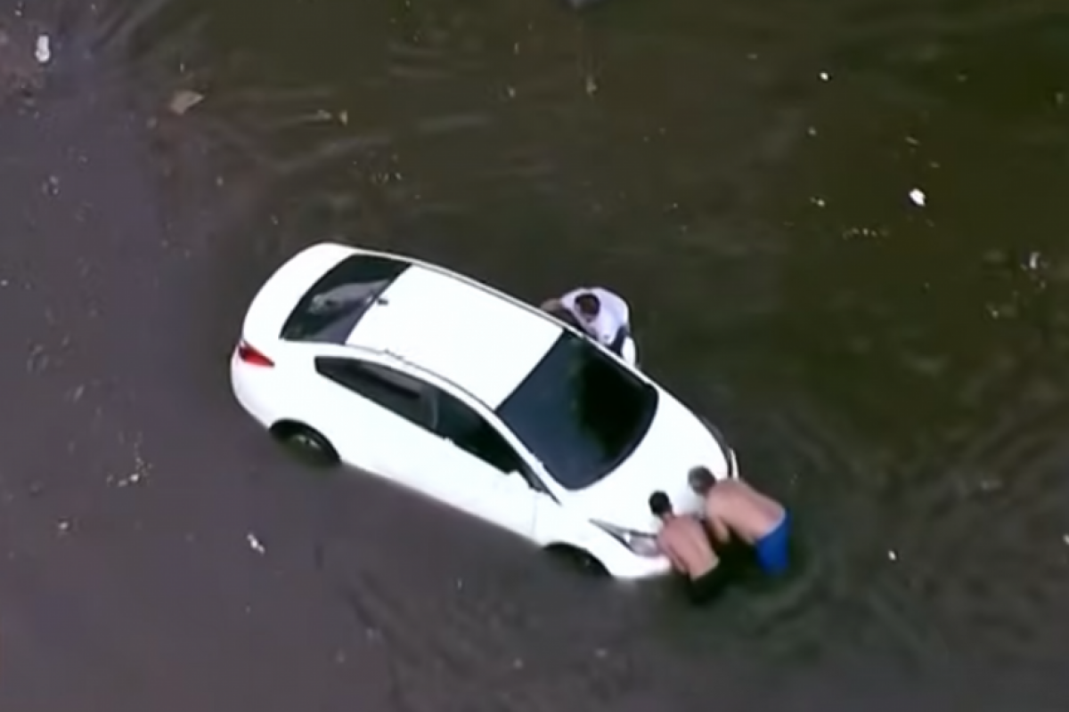 Há risco elevado de grandes alagamentos e transbordamentos de rios, além de deslizamentos de encostas. 